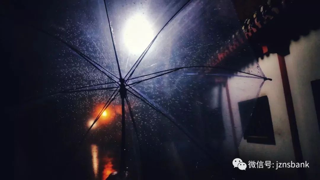 最美的不是下雨天,也不是與你一起躲雨的屋簷.