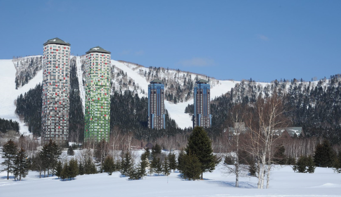 胡歌和霍建華在北海道拍了一組雪景大片,吸引了無數粉絲來這裡旅行.