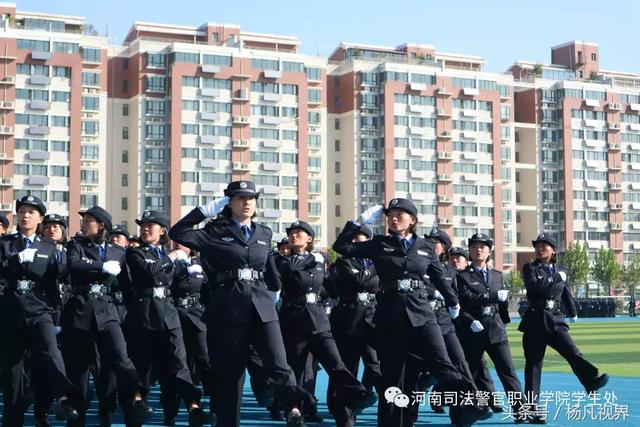 河南司法警官職業學院隆重舉行2018級新生軍訓彙報表演暨開學典禮