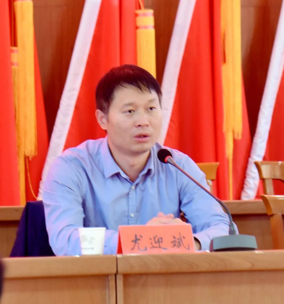 会后,镇党委书记尤迎斌结合会议贯彻落实提出三点意见:一是砥砺奋进调