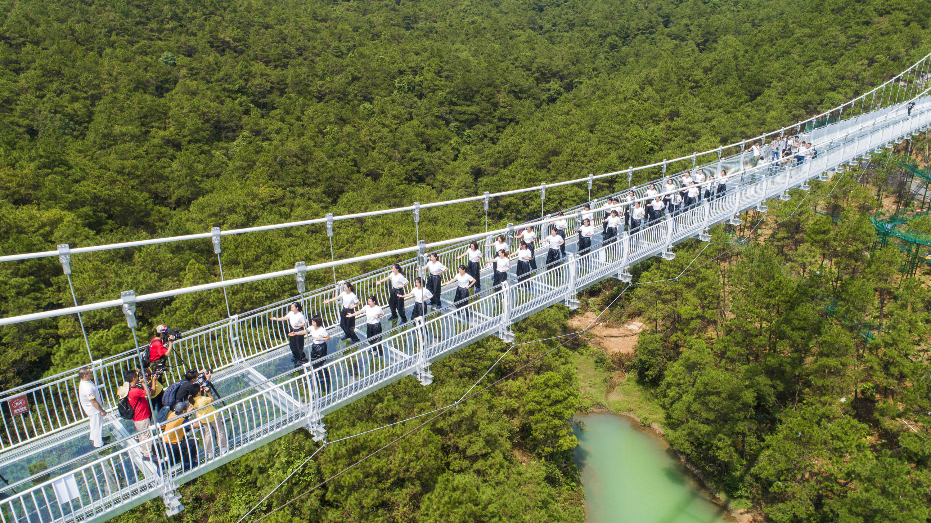 广东超美,超抵玩的玻璃桥在佛山,国庆来玩转玻璃桥,乐园与花海