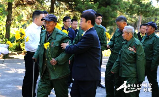 吕梁市举行烈士公祭活动 社会各界缅怀革命先烈