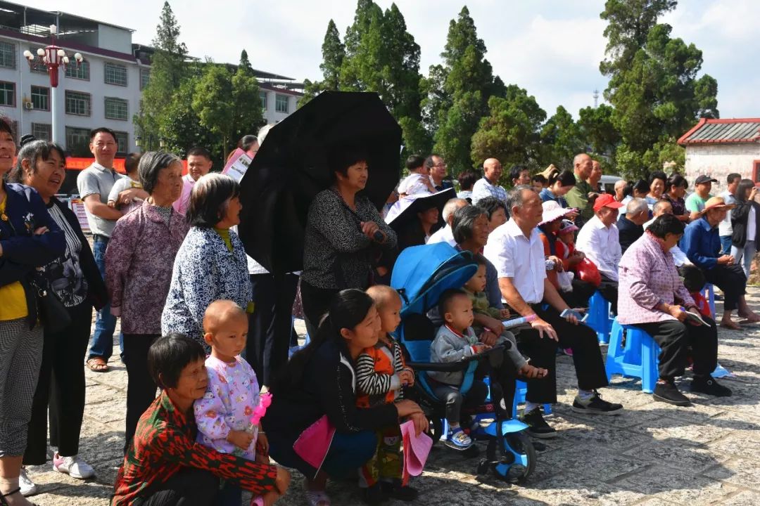 今天蛟洋文昌阁前人头攒动围观群众都享受到了一场法治文化大餐