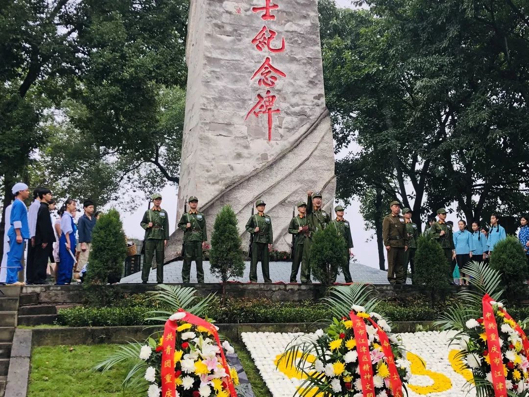 今天好多人来白沙烈士墓向烈士致敬