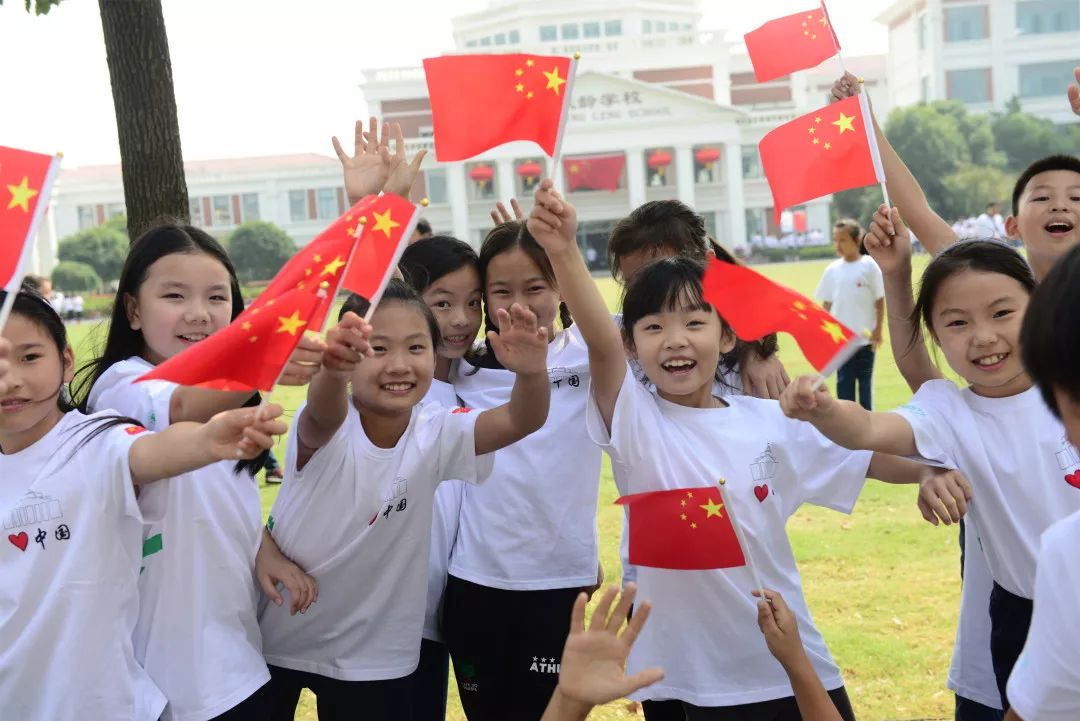 第一现场祝福你中国上海宋庆龄学校举行快闪活动迎国庆