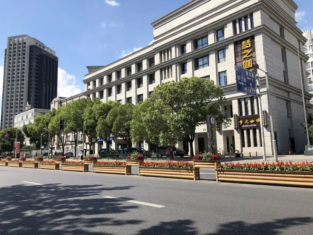 江路(桃浦路-武寧路)大渡河路景(桃浦路-三官堂橋)曹楊路給節日添喜