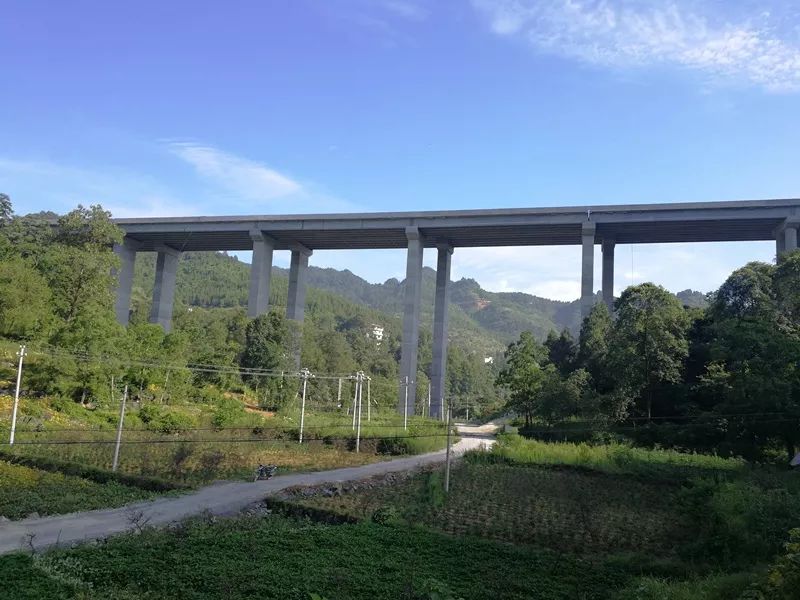 木瓜停車區,芭蕉停車區,楊興停車區;服務區為水壩塘服務