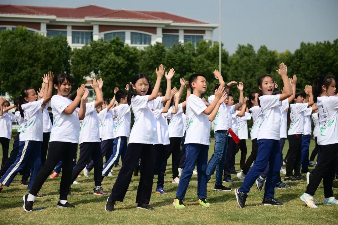 第一现场祝福你中国上海宋庆龄学校举行快闪活动迎国庆