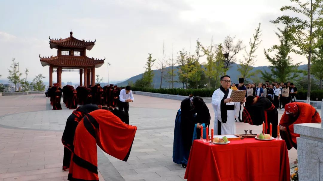 孔子诞辰鲁大中外师生祭拜孔子