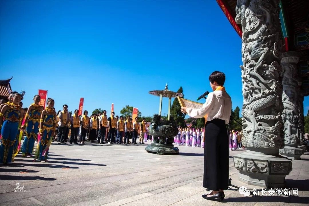 (長泰副縣長姚曉明恭讀祭文)面謁先師 行鞠躬禮(謝拱榕 攝)(謝拱榕 攝