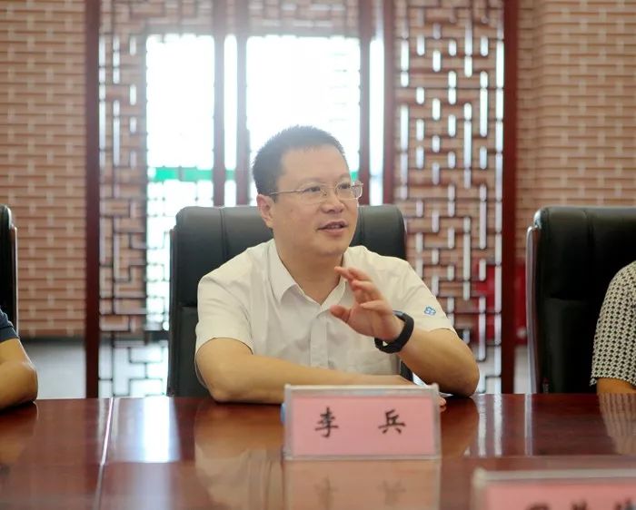 李兵院长首先向调研组作了"智慧时代下的医院信息化建设—柳州市