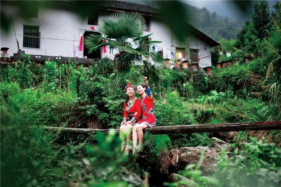 左:德兴彩虹童话村 右:三清山引浆畲族村德兴万村蟠龙山温泉养心谷