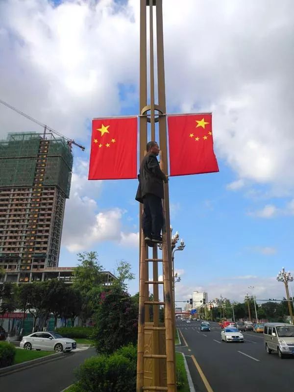 满城国旗飘扬,南充处处"中国红,祝祖国母亲生日快乐!