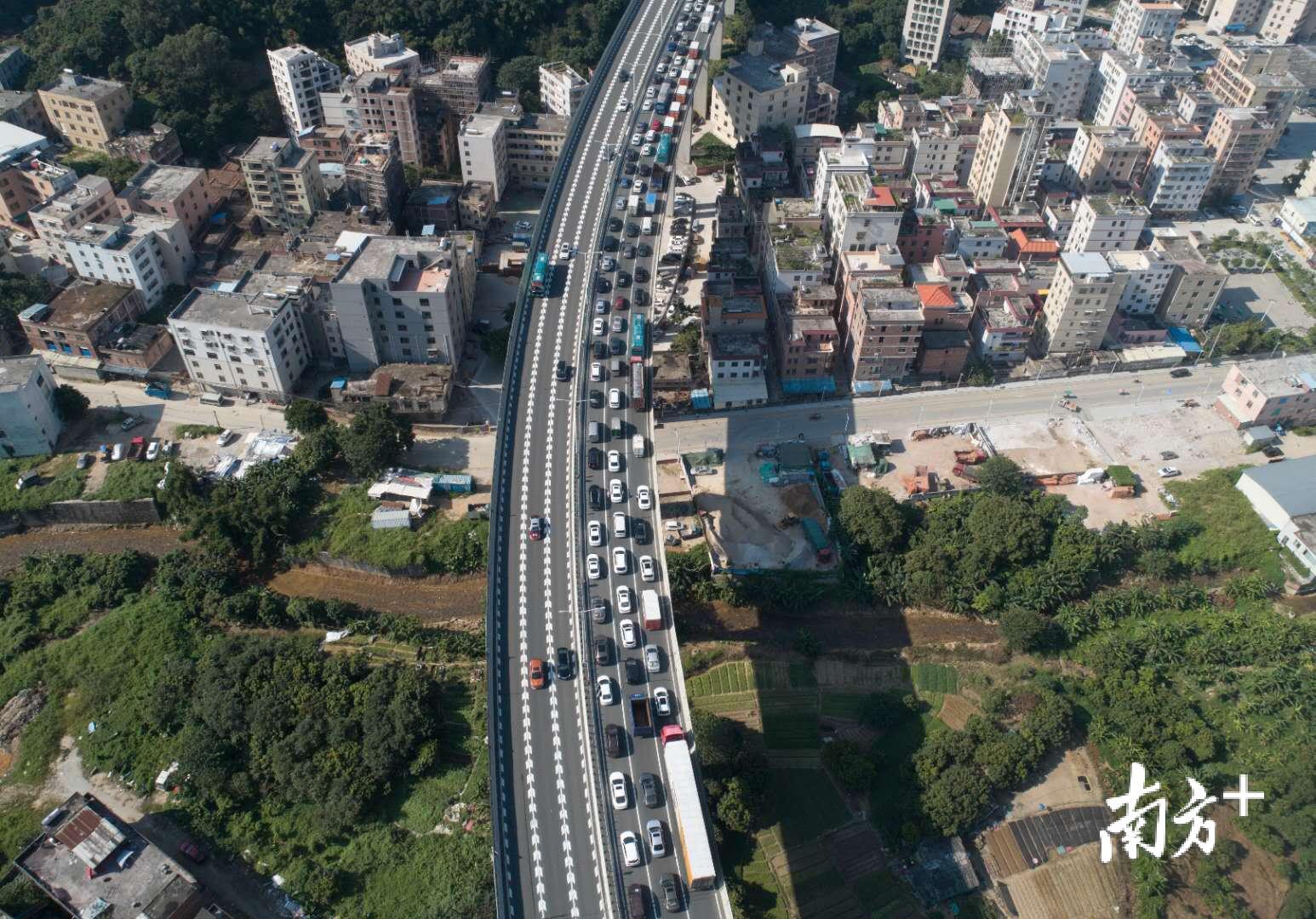 長假首日,你在路上了嗎?華南快速幹線排起數公里車龍