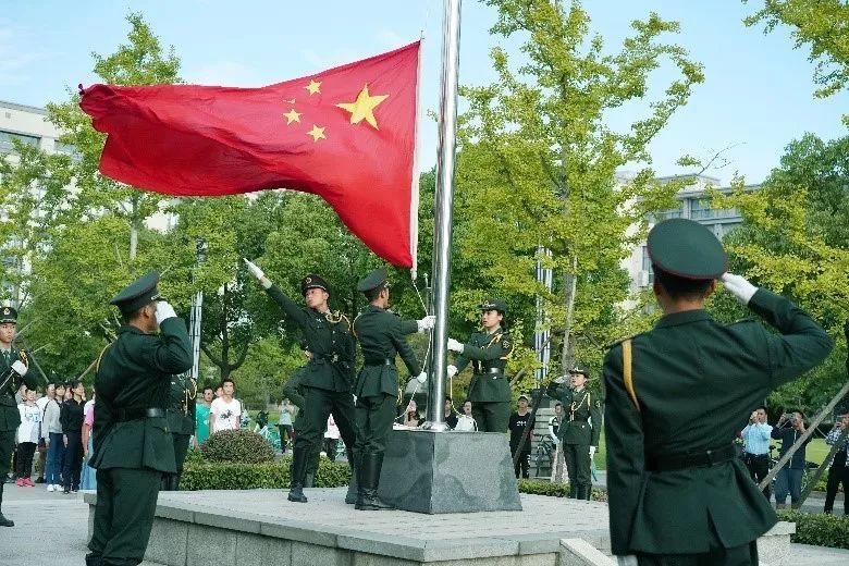 慶祝建國69週年,五星紅旗在江南大學飄揚