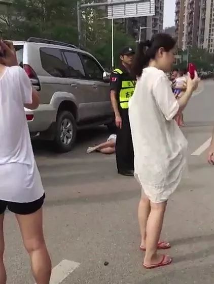 深圳年轻妈妈横穿马路遭碾身亡视频疯传