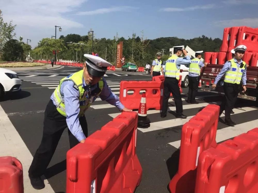 别样的国庆警色台州交警用平安为祖国献礼