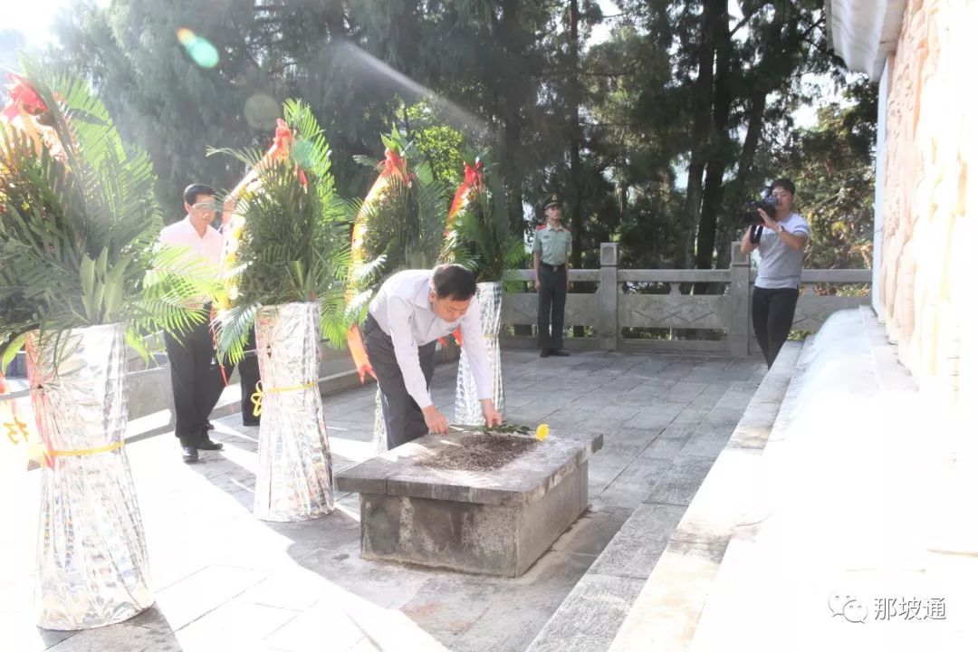 祭掃活動結束後,全體人員還一起瞻仰了烈士陵園紀念碑,烈士墓區,深切