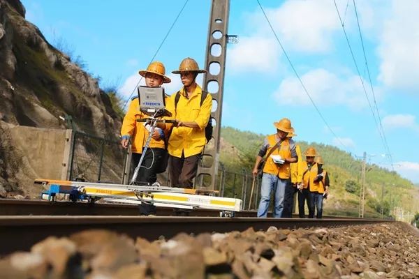 創新高國慶首日雲南鐵路預計發送旅客30萬人次他們的堅守讓假期出行更