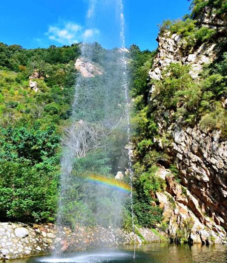 座山峰陡峭險峻山座緊緊相連,形成峰林壯觀秀麗翠屏湖座落在薊縣城東