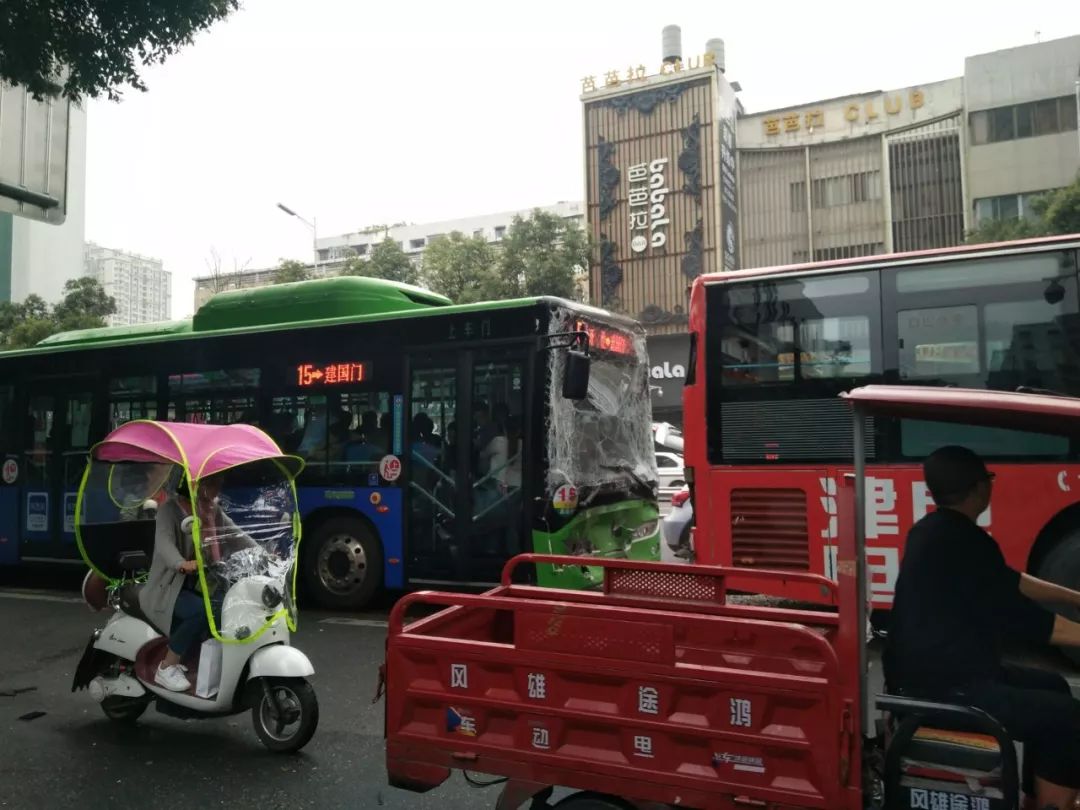 事故发生后,交警立即赶到现场,将伤者就近送医,并把公交车推到不妨碍