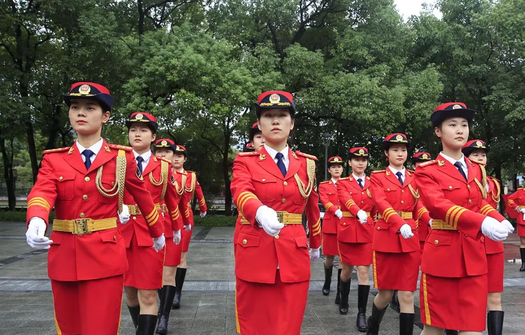 【围观】高校女子国旗班中的"千禧宝宝"