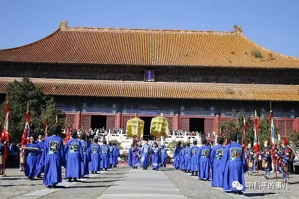 從長陵祾恩門東門進入,帶領文武百官完成讀祝,上香,跪拜