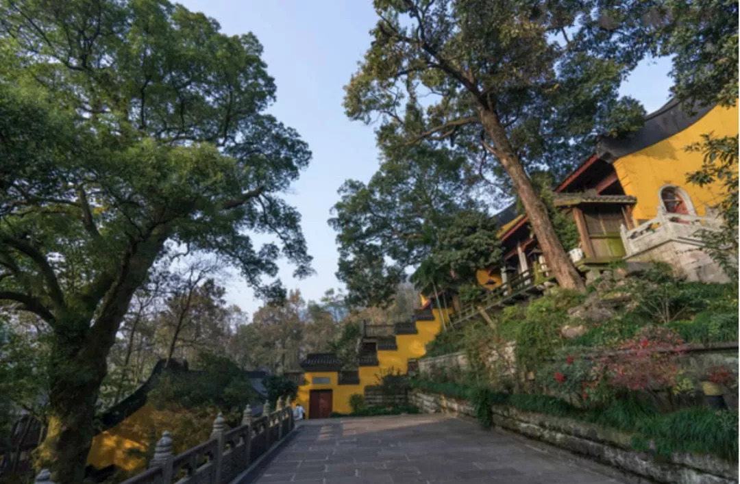 靈隱寺,又名雲林寺,位於浙江省杭州市,背靠北高峰,面朝飛來峰,始建於