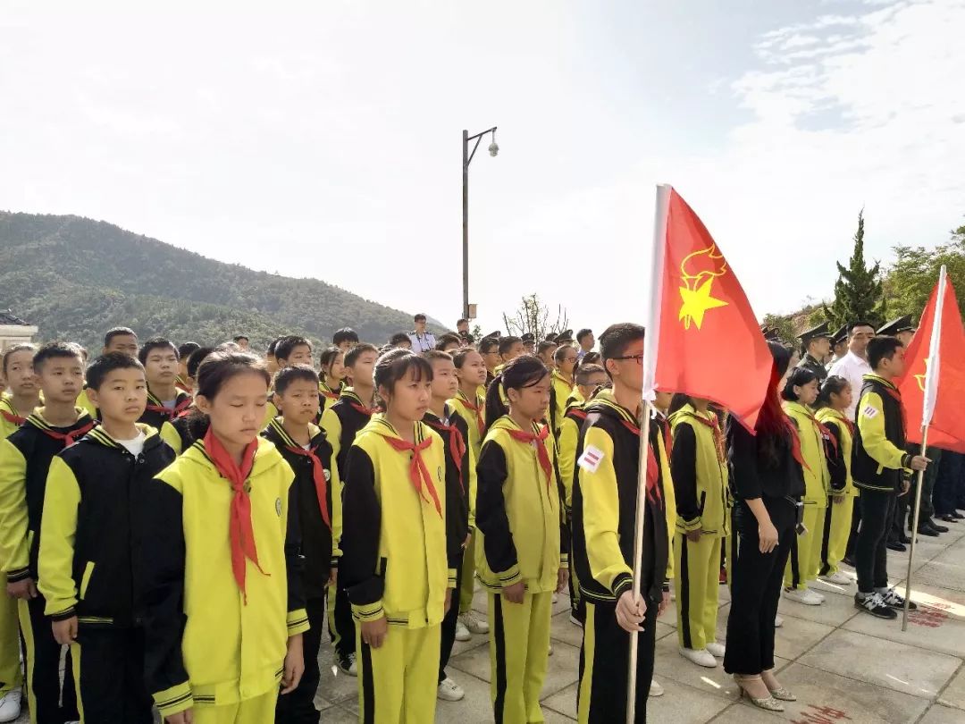 今天紺弩中學少先隊員走進京山烈士陵園原來竟是