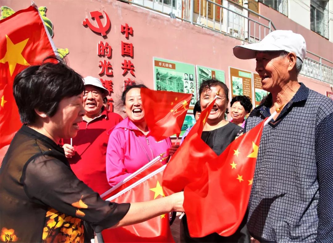 國慶日,威海大街小巷五星紅旗迎風飄揚