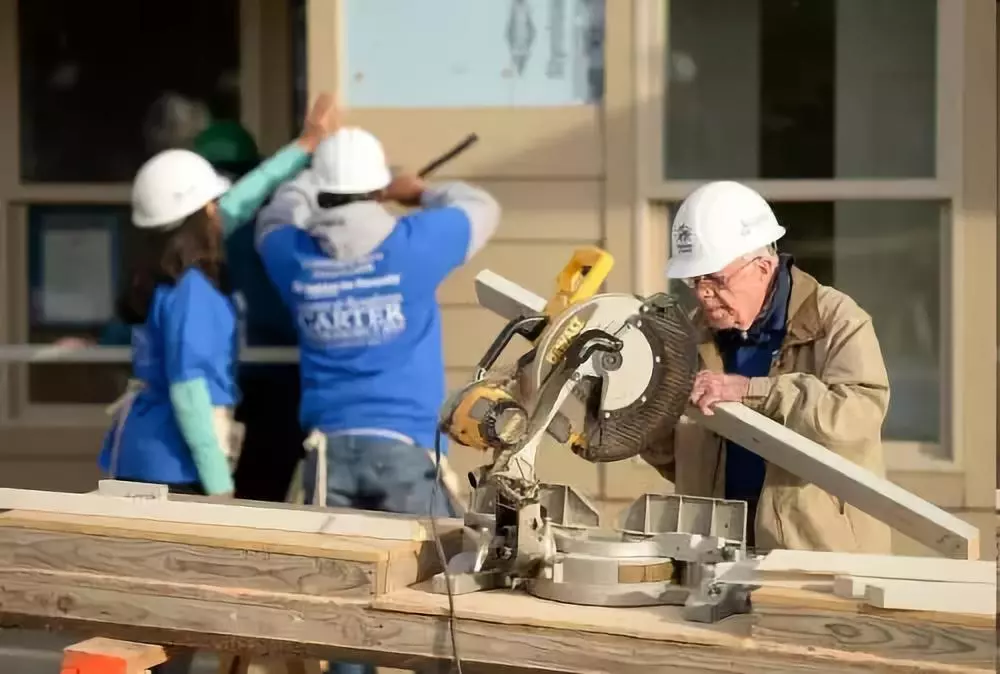 93歲美國前總統作木工烈日暴曬下暈倒在建築工地