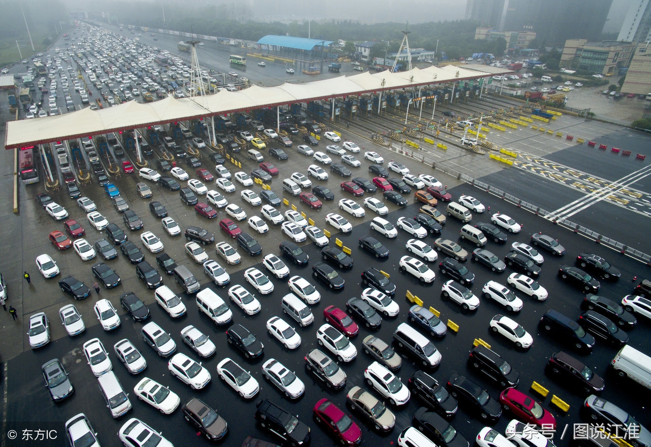 航拍国庆高速堵车画面,新能源汽车高速上没电停车,被大货车追尾