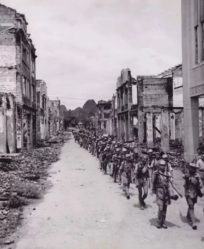 日军撤走时把桂林变成了一座鬼城,他们带走了一切能带走的东西,带不走