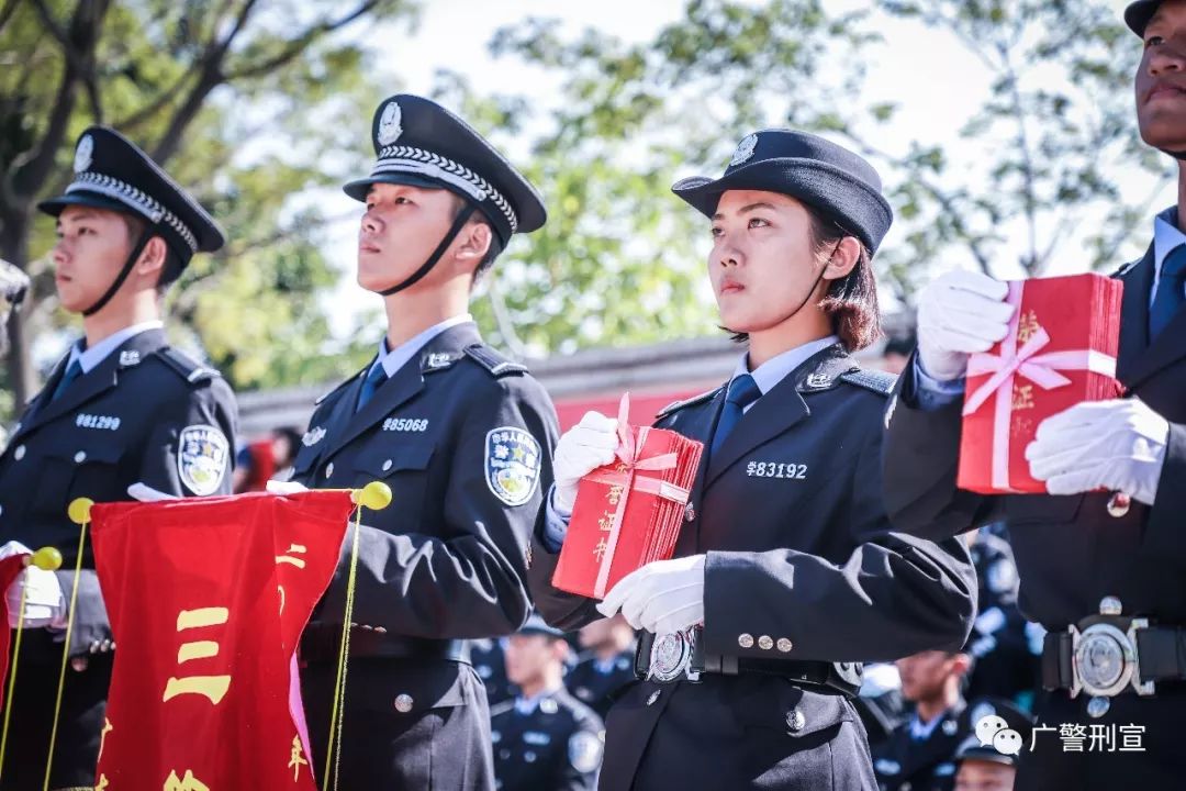 最後,一首00人民警察之歌03緩緩響起,一年一度的閱警式暨開學典禮