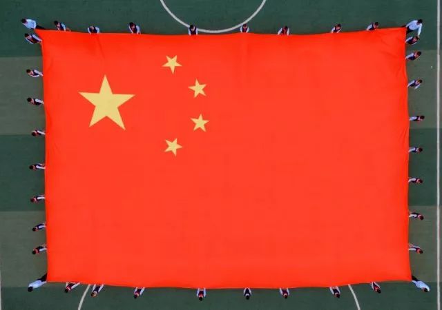 五星红旗飘起来今年是新中国成立69周年,恰逢改革开放40周年