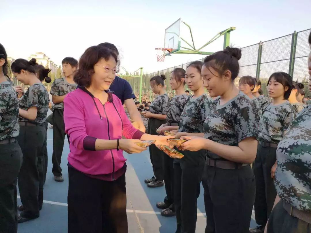 9月23日,机械学院党委副书记郭志芬老师以及新生辅导员老师们精心为