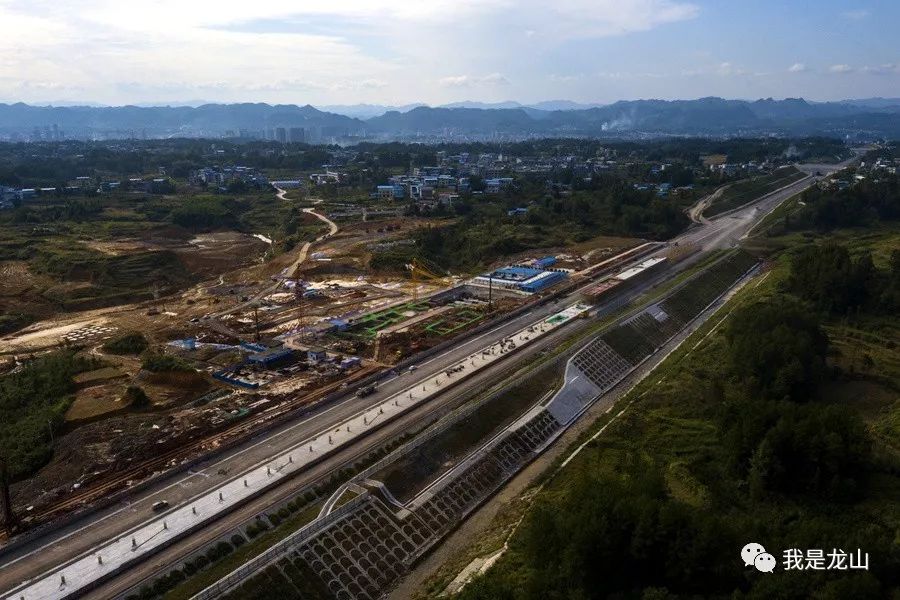 桥梁要跨越酉水河,连接湖北来凤县与湖南龙山县,全长1608