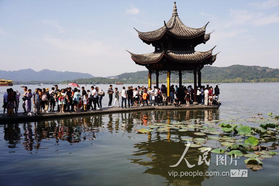 杭州迎國慶長假旅遊高峰 西湖進入看