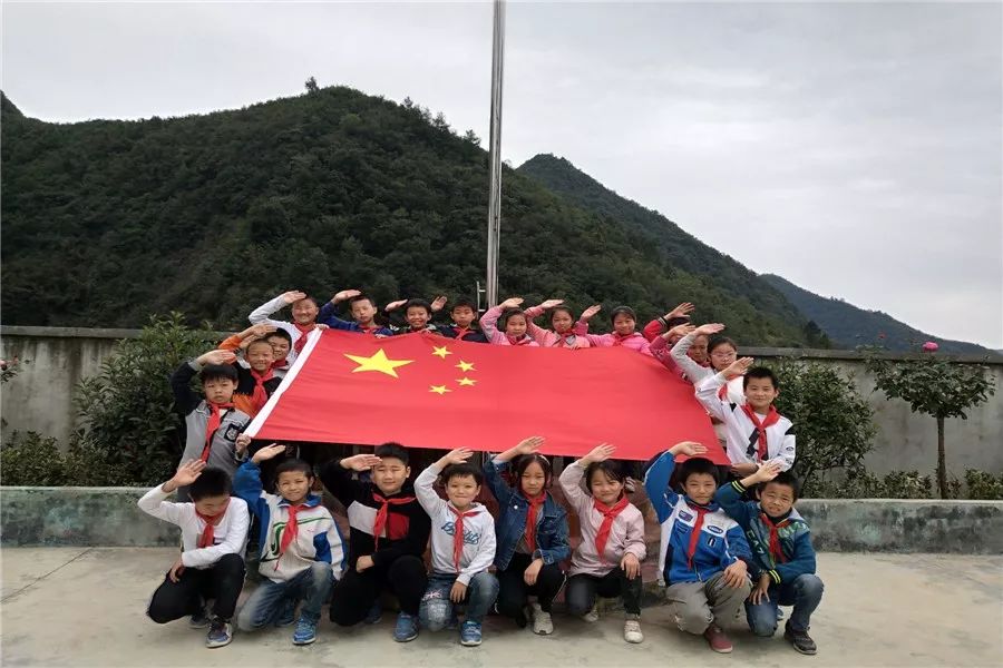 五星紅旗,我為你自豪活動期間,我縣各學校廣大師生自發選取學校內不同