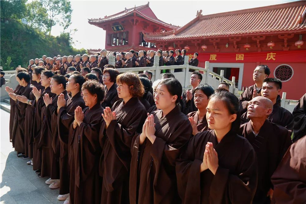 盛世中国喜迎华诞紫莲山佛母寺隆重举行升国旗仪式