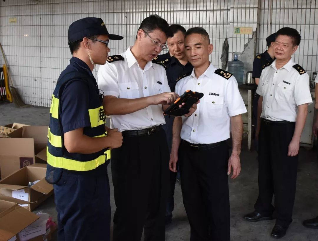 深圳海关党组书记,关长陈小颖(右二)在皇岗海关调研