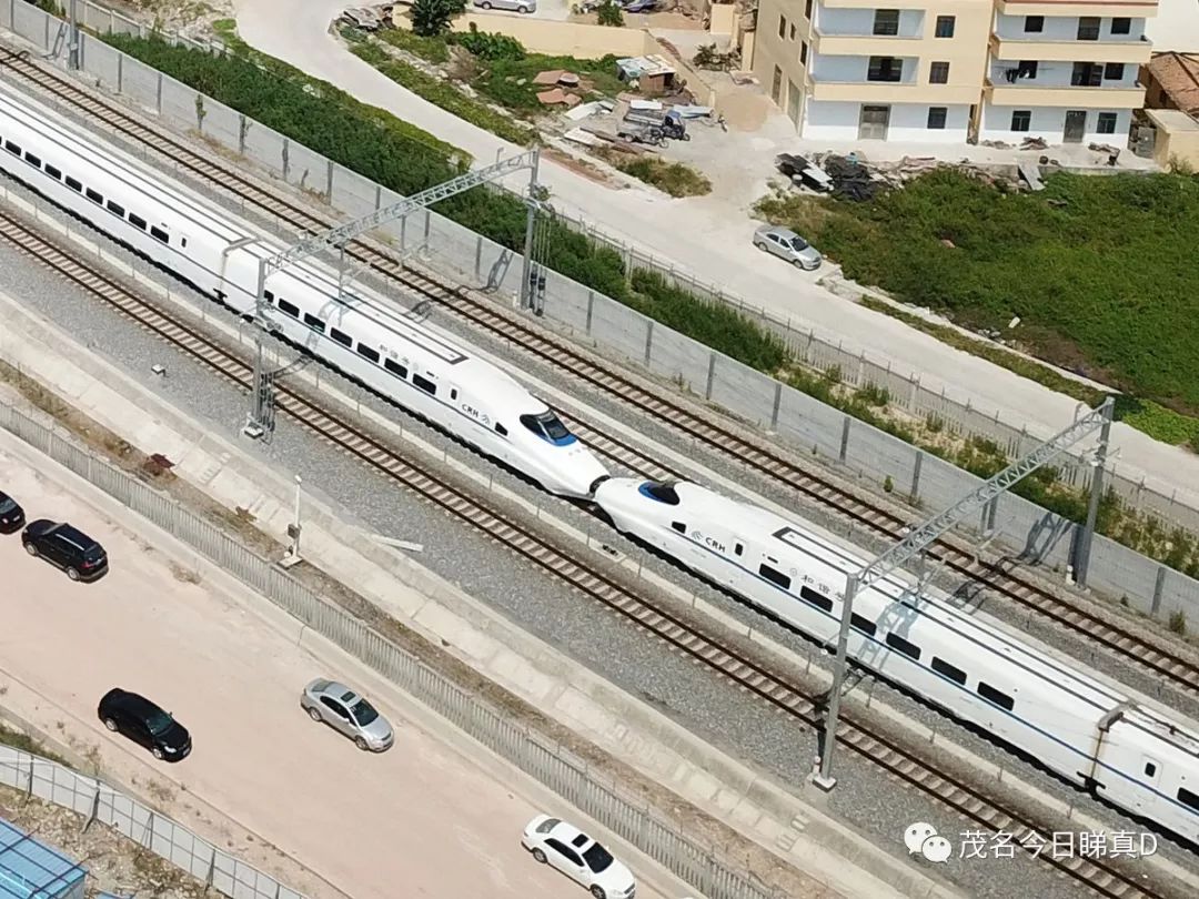 10月1日,一列16節車廂的重聯動車穿過茂名大道開進茂名站.