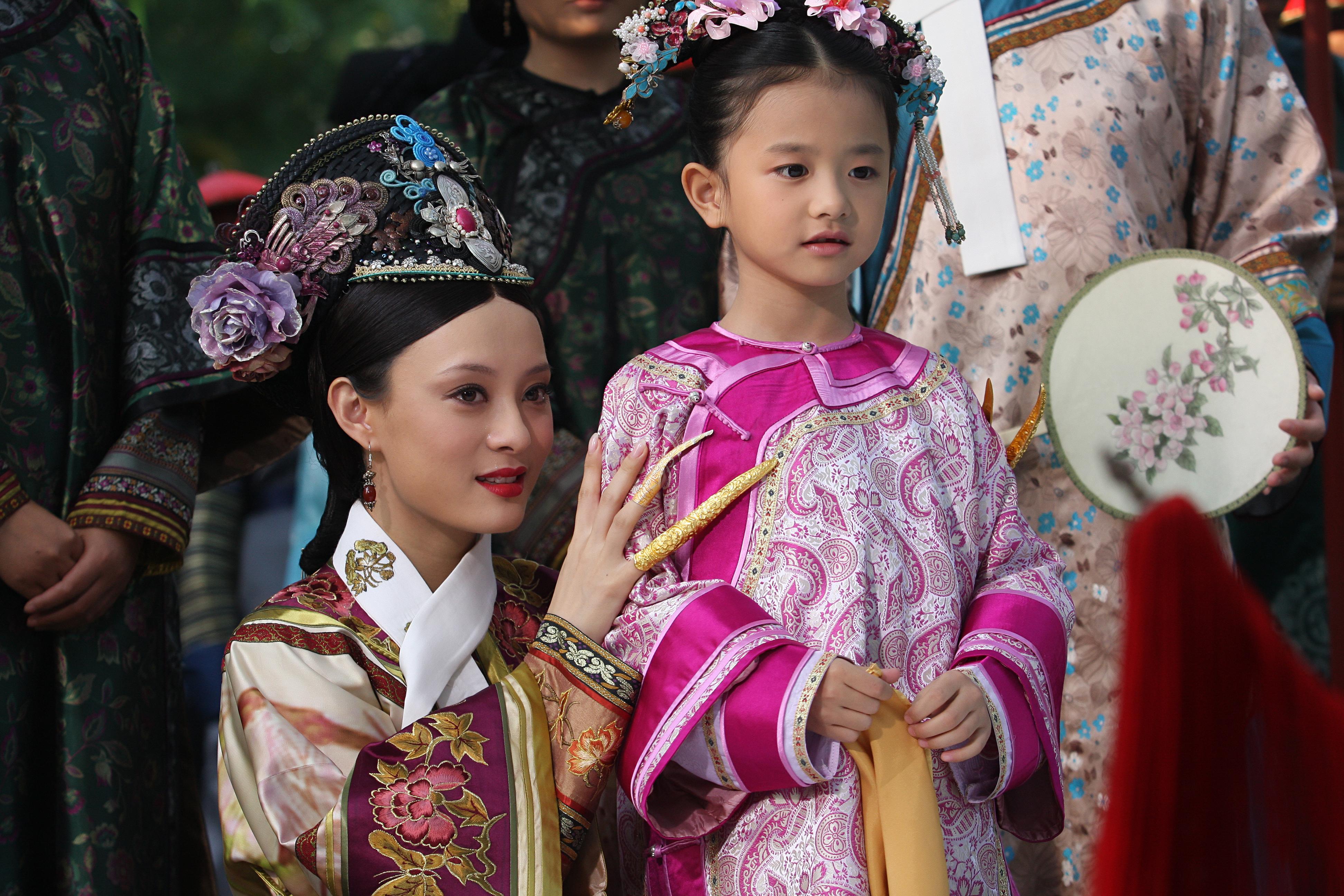 《甄嬛传》幕后花絮,果郡王温实初美人堆里乐开花!眼神才是重点