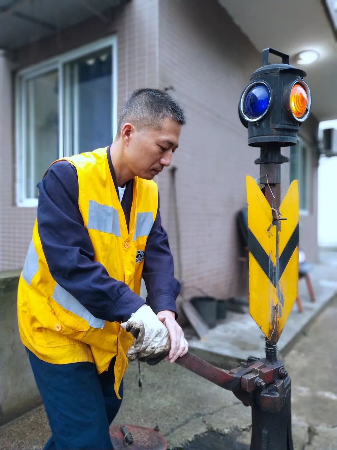 機車安全通過顯示股道手信號手指確認道岔開通位置扳動道岔機車安全