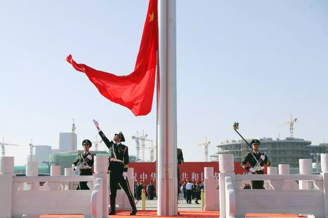 庆祝中华人民共和国成立69周年 乌鲁木齐隆重举行国庆升旗仪式
