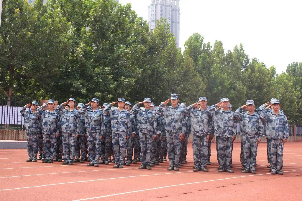 肖雅清 张欣薇 韩思雨 刘思梦 军训第15大方阵第27小方阵图片/马浩斌