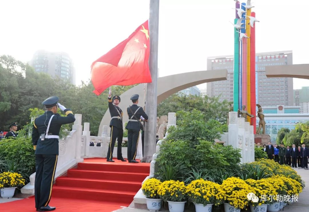 共同表達對偉大祖國的看著五星紅旗冉冉升起,在市人民廣場齊唱國歌