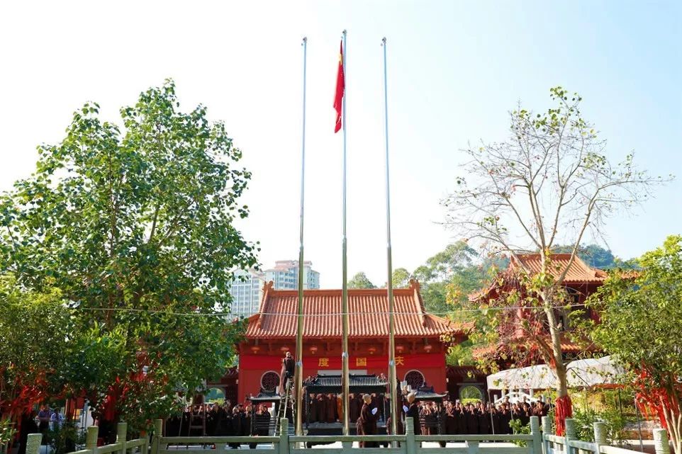 盛世中国喜迎华诞紫莲山佛母寺隆重举行升国旗仪式