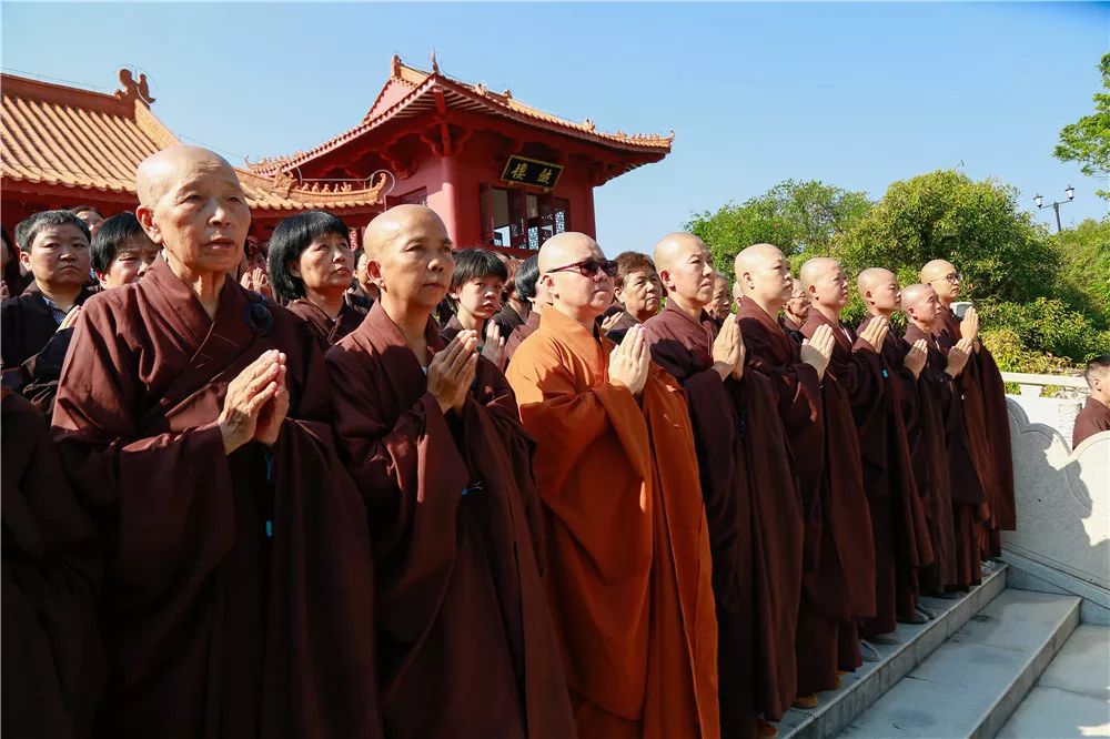 盛世中国喜迎华诞紫莲山佛母寺隆重举行升国旗仪式