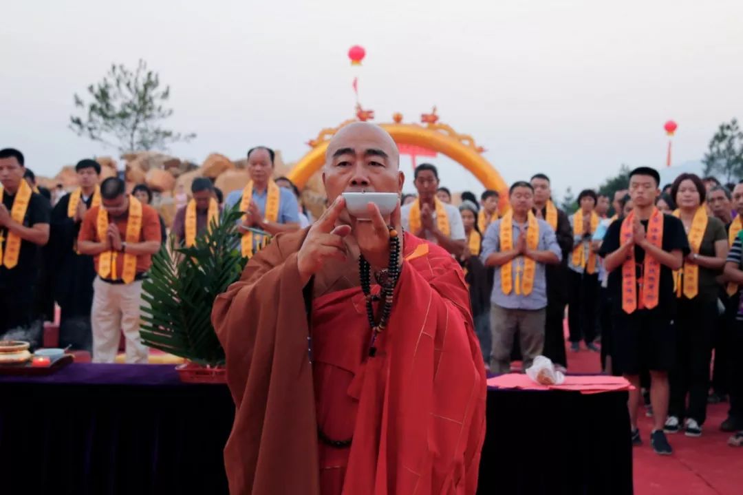 据九座岩常住法师常青介绍,位于泉州英都镇大新村新内山的九座岩系